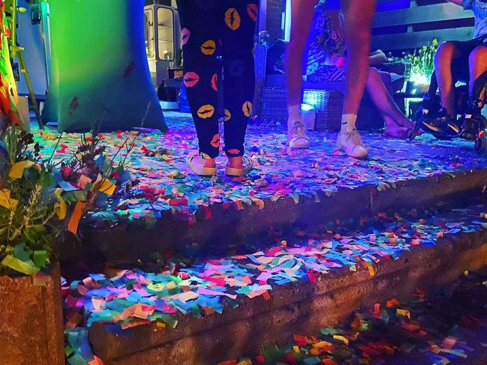 feest buiten op de stoep