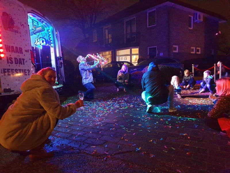 Feestje Cadeau in de straat