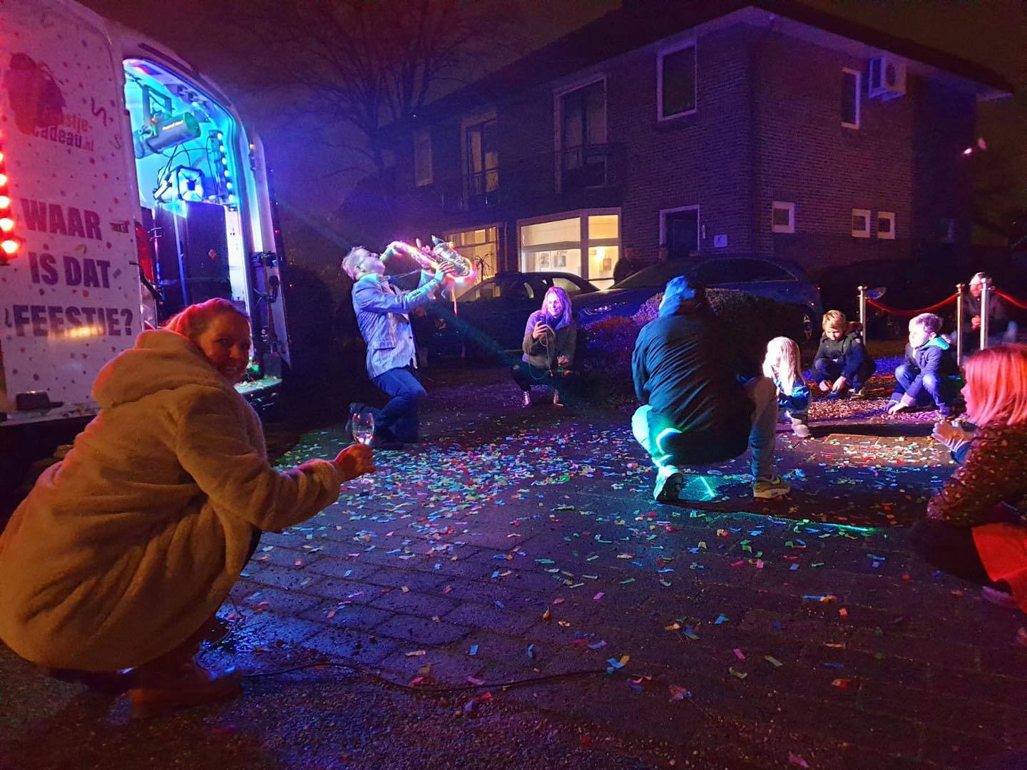 Feestje Cadeau in de straat