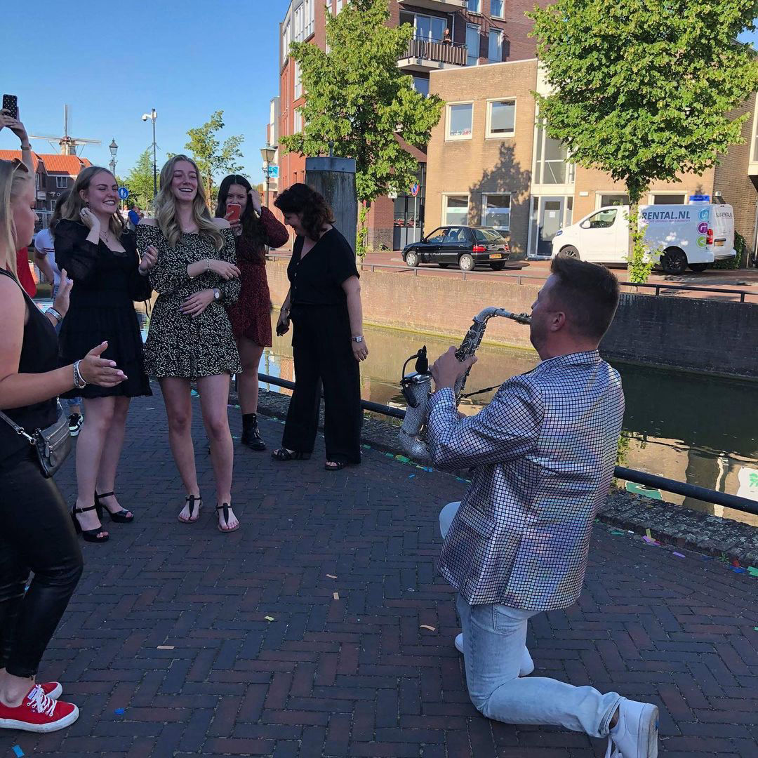 geslaagd feeste op de stoep