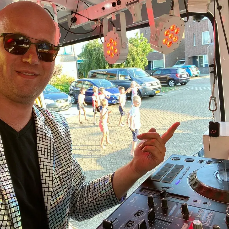 DJ en Saxofonist in de feestbus