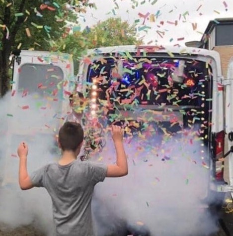 Confetti uit de feestbus