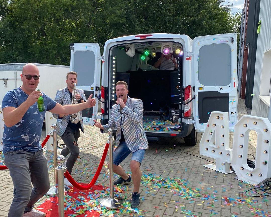 zingen op straat met feestje cadeau bij de discobus