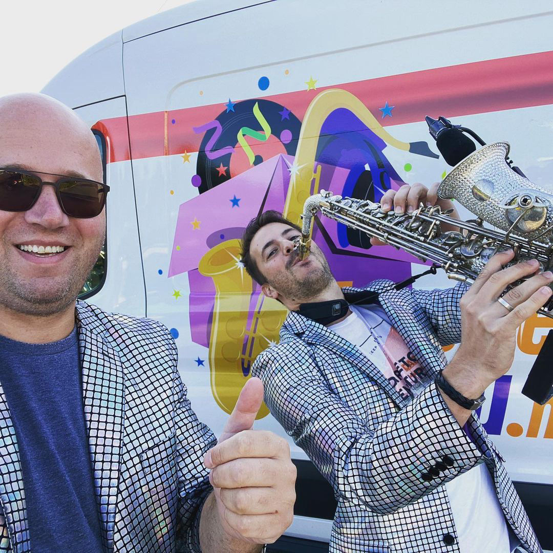 jeoren van rooijen en boris naast de discobus van feestje-cadeau