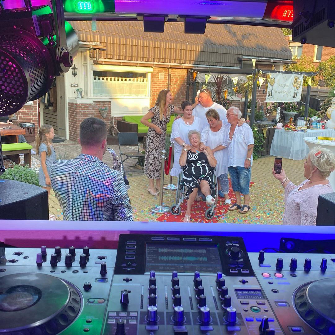 dj apparatuur in de discobus