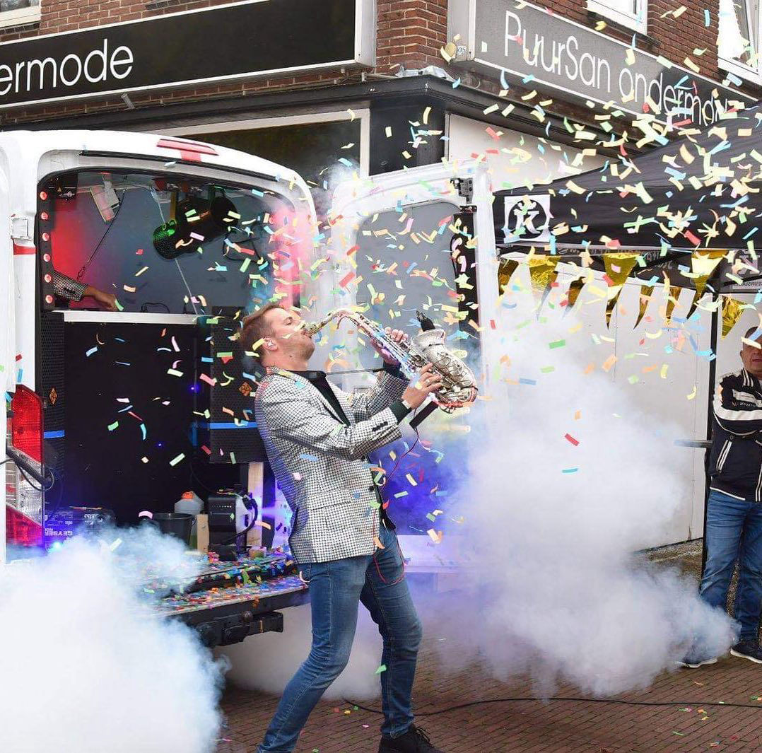boris de saxofonist bij de discobus