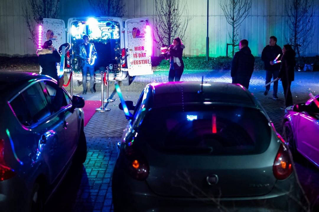 drive in discofeest op straat