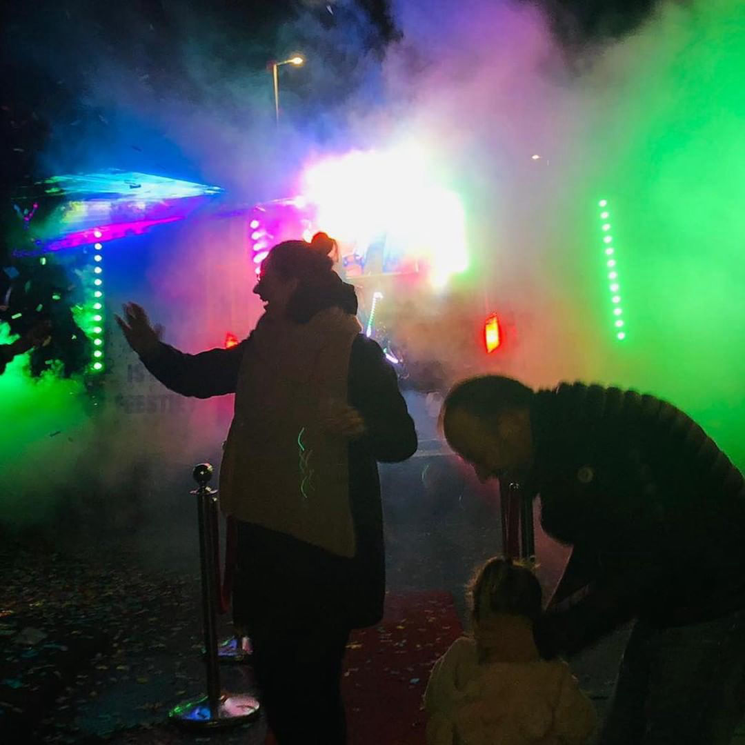 sraatfeest in de avond met disco verlichting