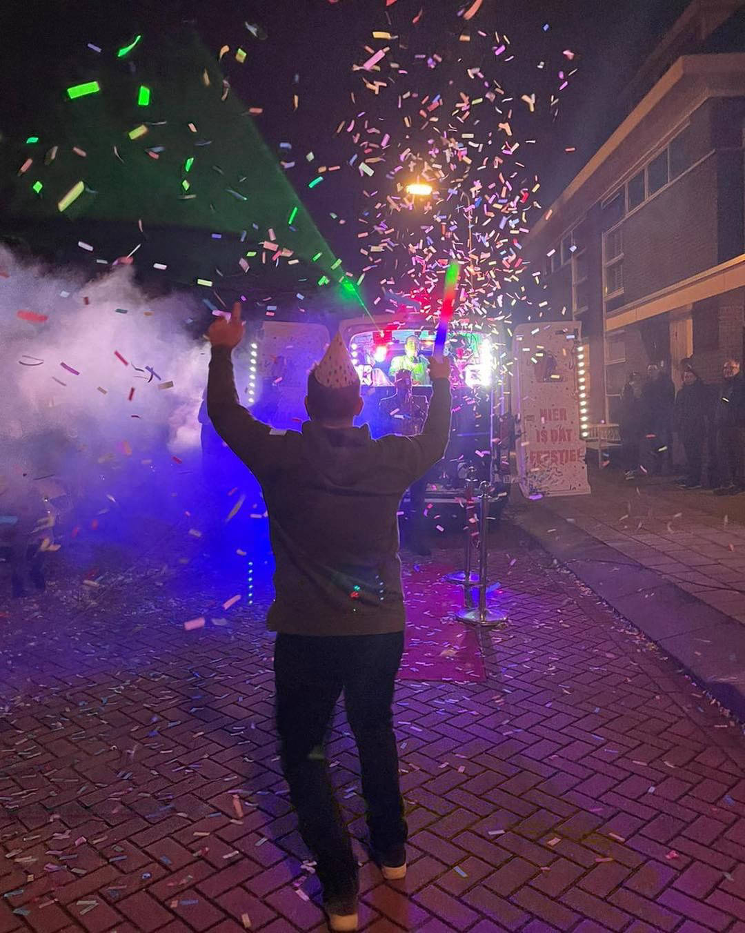 avond feest op strata met de discobus