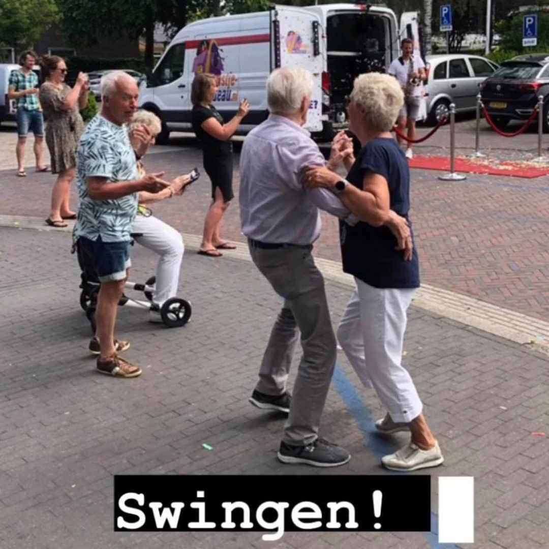 swingen op straat met de disco fanfare