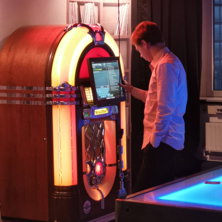 man voor jukebox