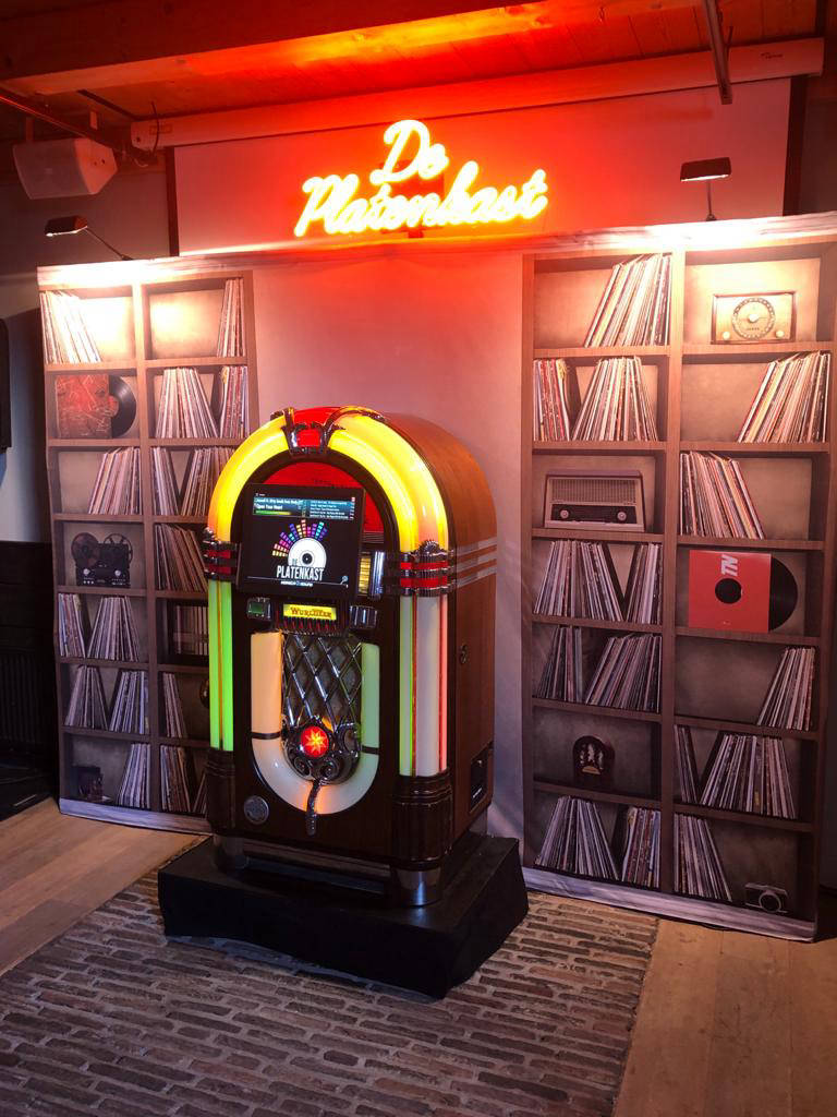 jukebox huren met een mooie platenkast wand