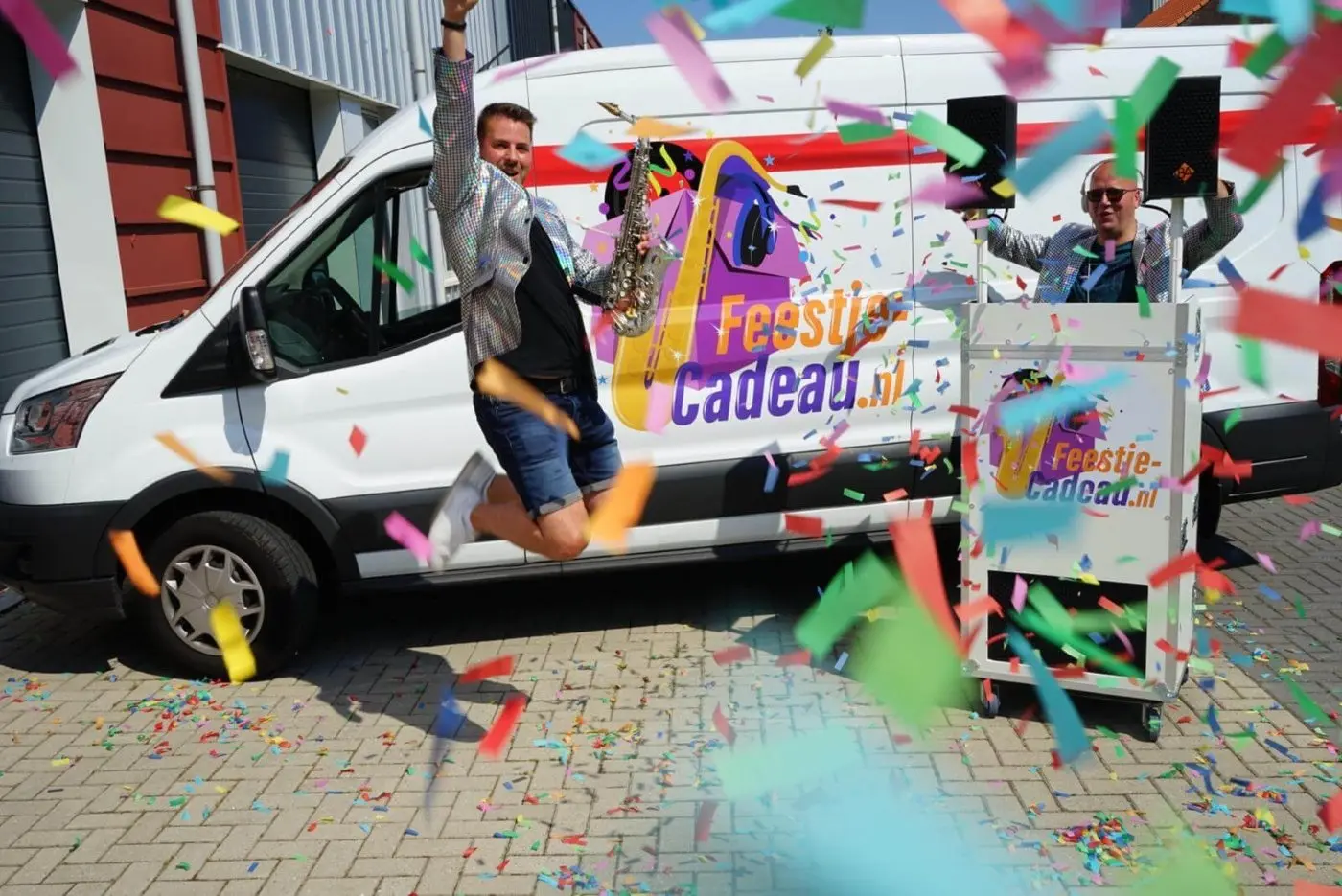 saxofonist springt in de lucht met confetti voor een disco bus met een mobiel dj booth met dj