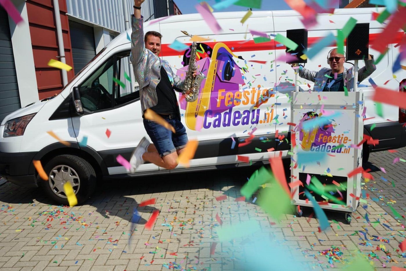 Een Dj en Saxofonist die aanbelt en zo je huis of tuin inrolt. saxofonist springt in de lucht met confetti voor een disco bus met een mobiel dj booth met dj