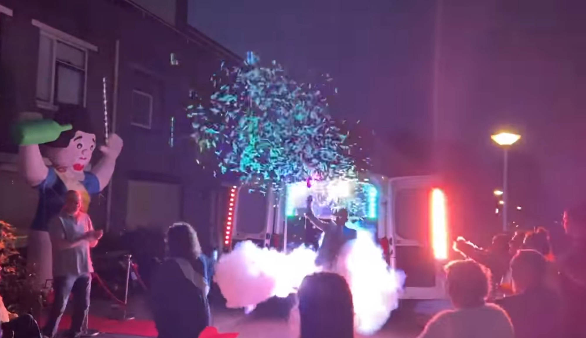 rook en confetti uit de discobus in de avond