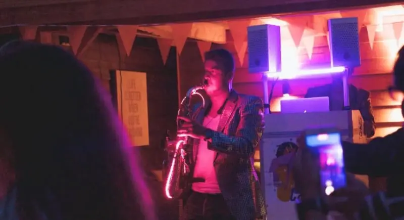 saxofonist huren met een discobus
