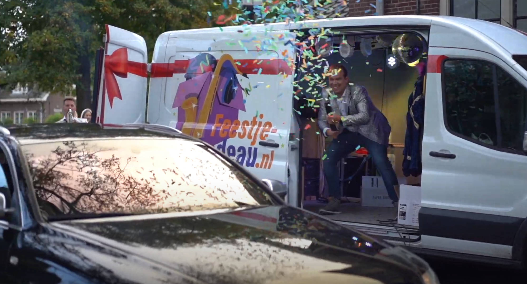 boris confetti uit de discobus