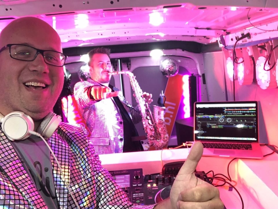 jeroen van rooijen van de vriendelijkedjs en feestje-cadeau