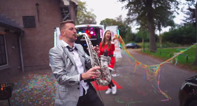 kerst DJ saxofonist op straat