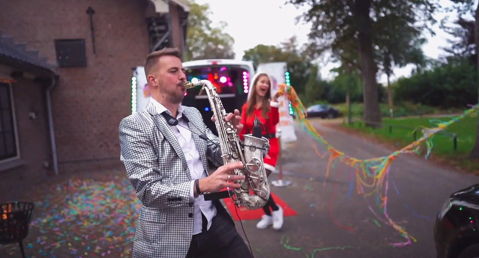 kerst DJ saxofonist op straat