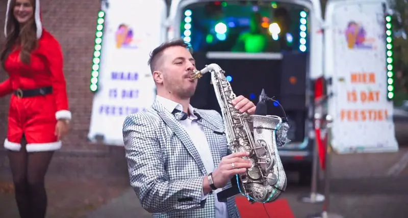 kerst saxofonist op de knieën Mr Saxo B