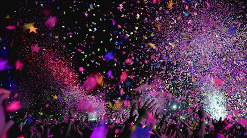 heel veel confetti op straat