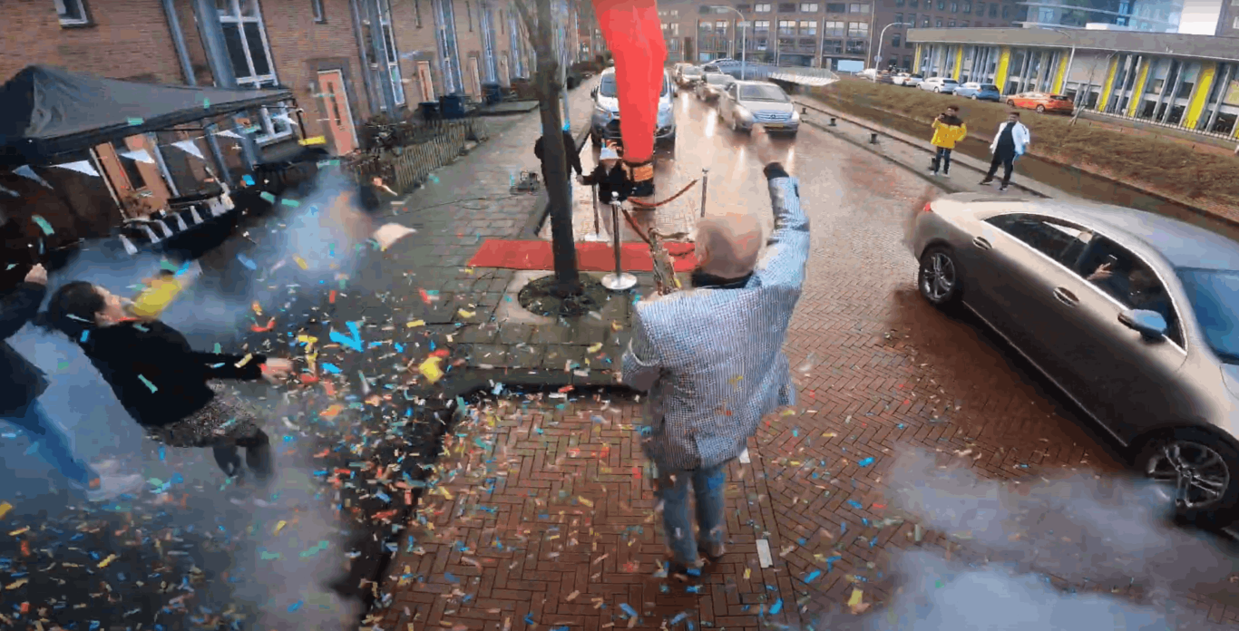 Stoepfeest-voordeurfeest-discobus-buiten dj